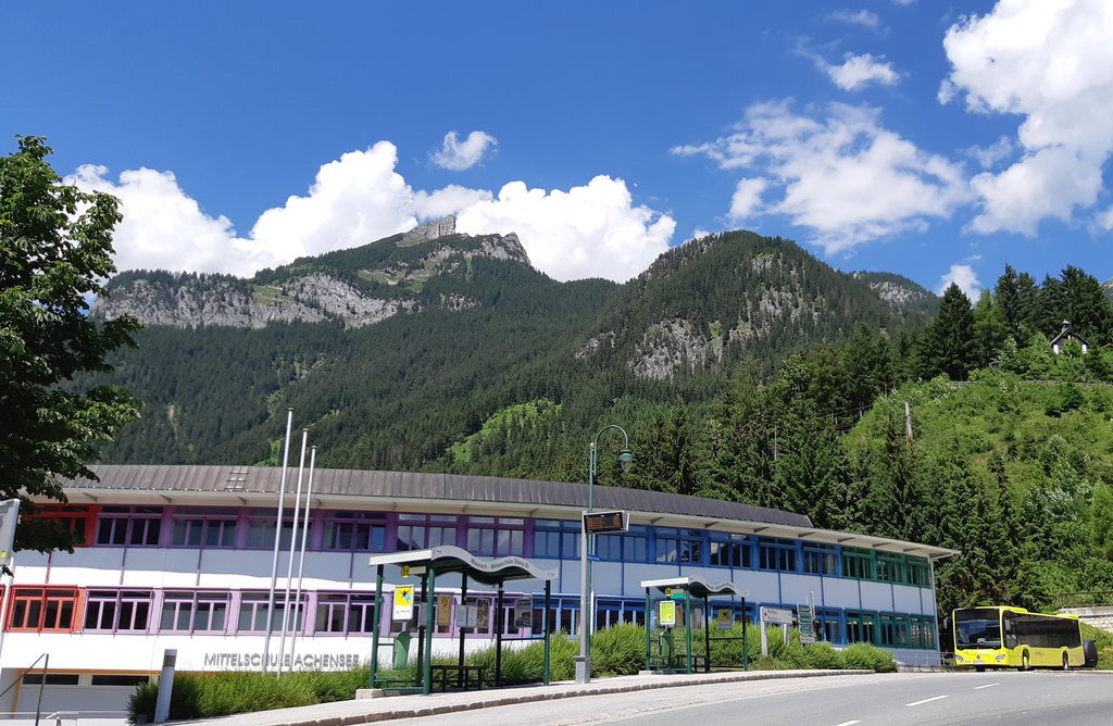 Bushaltestelle Mittelschule und darüber die Rotspitze. Foto: Konrad Gwiggner