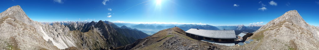 Links der Weg über die Freiungen, rechts die Nördlinger Hütte. Foto: Konrad Gwiggner