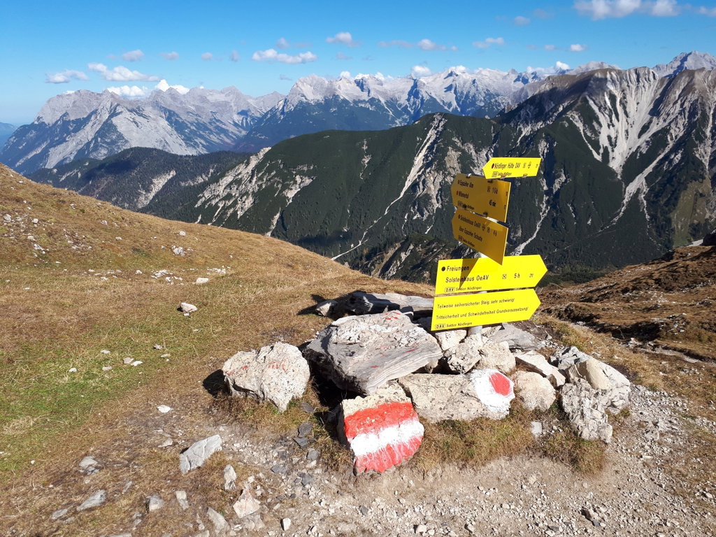 Sicherheitshinweise am Wegweiser: Teilweise seilversicherter Steig, sehr schwierig! Trittsicherheit und Schwindelfreiheit Grundvoraussetzung! Foto: Konrad Gwiggner