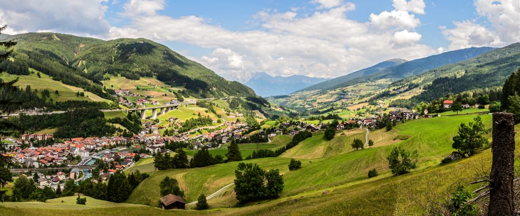 Blick über Matrei am Brenner nach Norden. Foto © Tourismusverband Wipptal