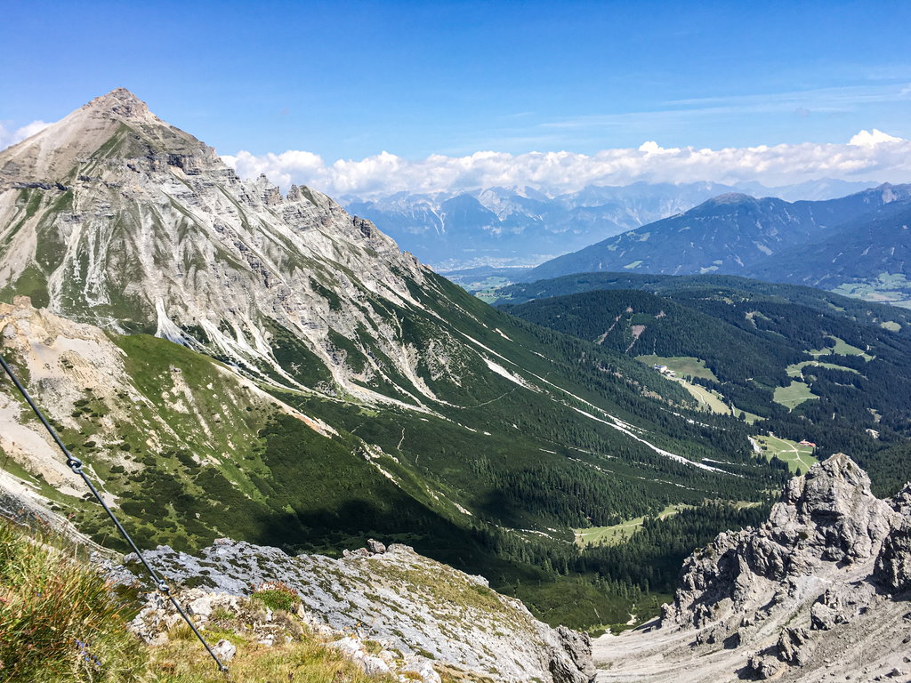Ausblick von der Peilspitze zum Blaser und Maria Waldrast. Foto: Judith Hammer