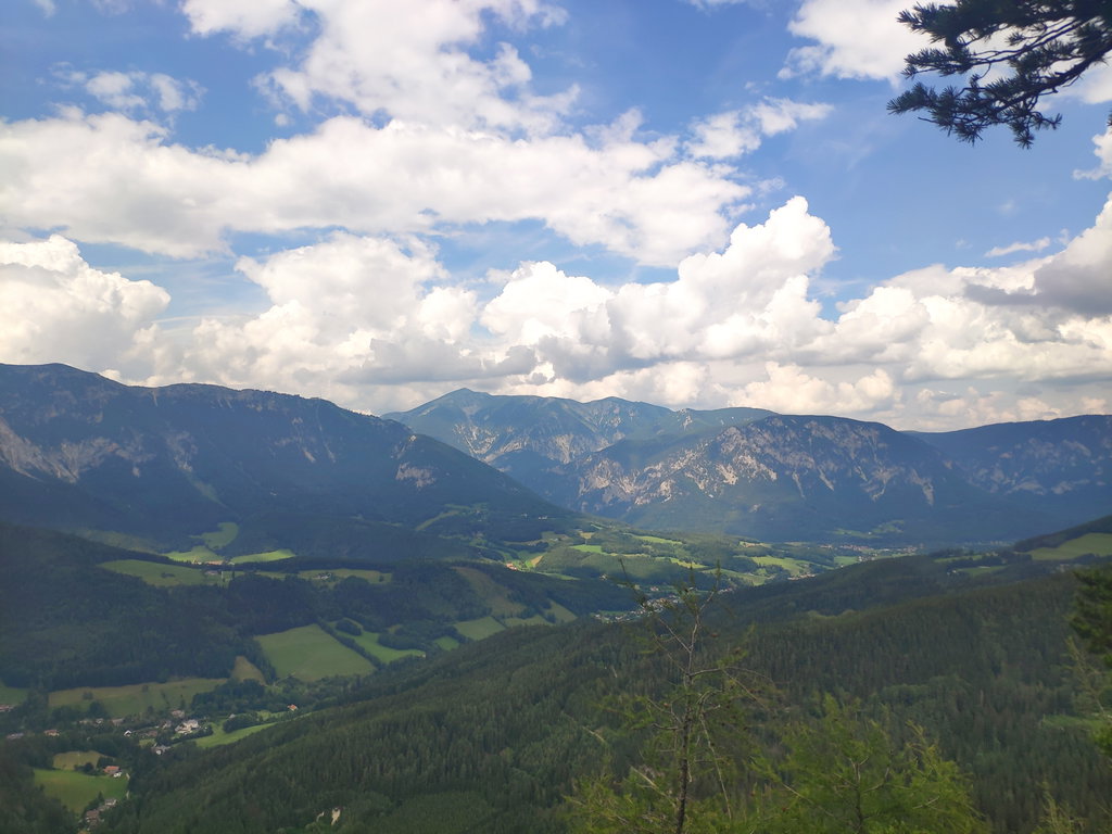 Fabelhafte Aussicht am Weg vom Semmering nach Prein. Foto: Birgit Matzinger