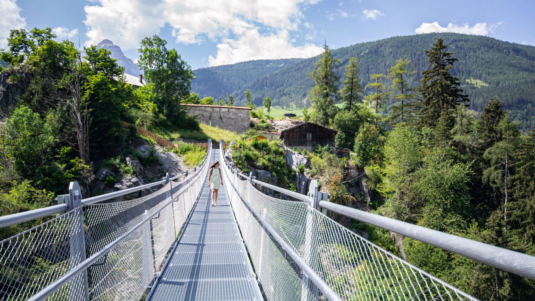 Hängebrücke zum Schloss Matrei Trautsohn. Foto &copy Tourismusverband Wipptal