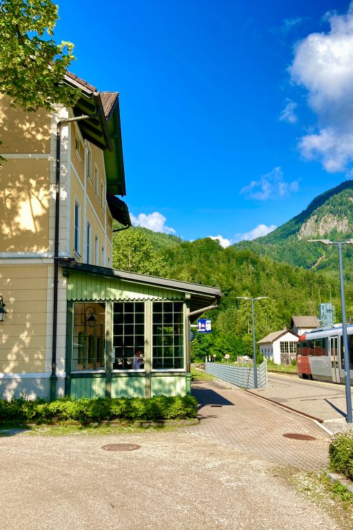 Umsteigen am wunderschönen Bahnhof in Grünau im Almtal. Foto: Stefan Hochhold