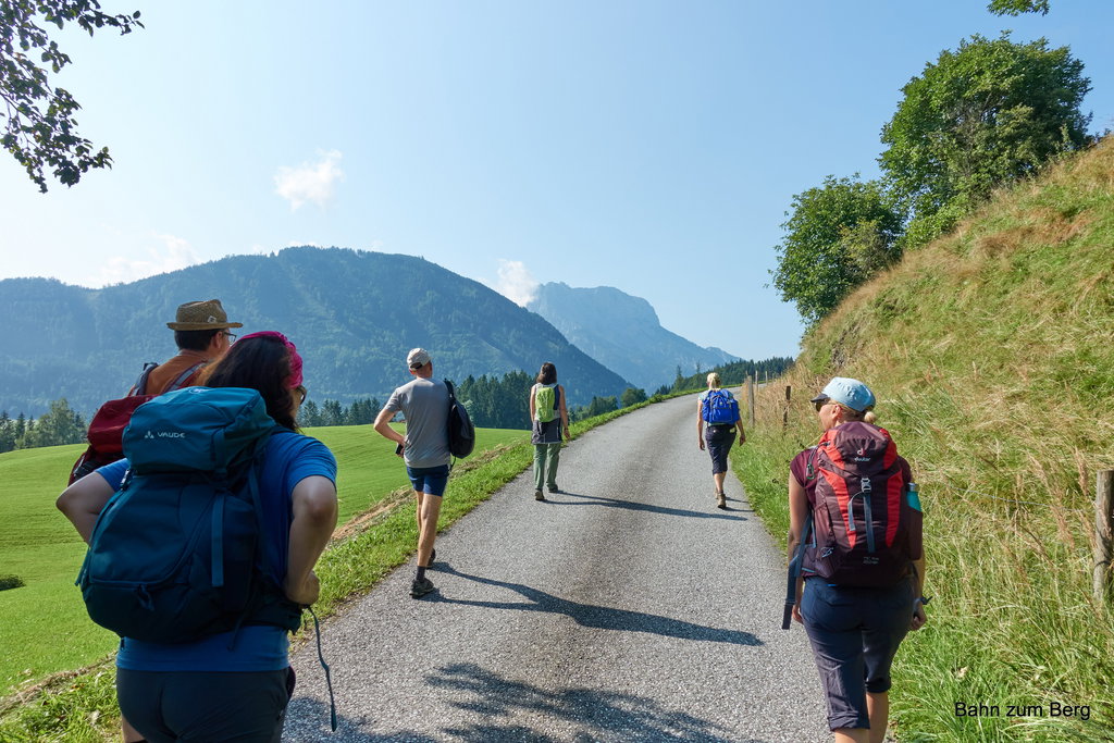 Aufstieg auf der Straße mit Buchstein im Hintergrund. Foto: Martin Heppner