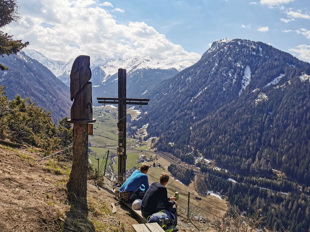 Gemütliches Platzl beim Gipfelkreuz. Foto: Judith Hammer