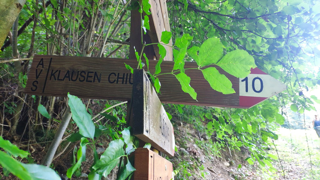 Der ersehnte Wegweiser nach Klausen. Foto Birgit Matzinger
