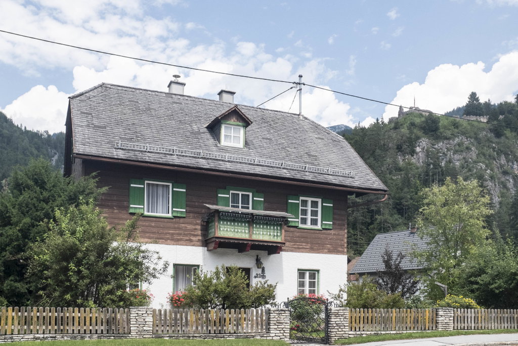 Haus in Wörschach mit Ruine Wolkenstein im Hintergrund. Foto: Birgit Reiter