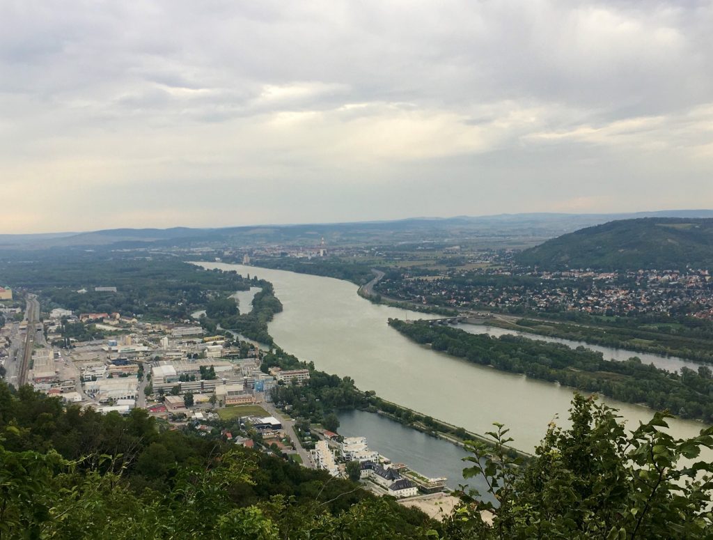 Blick nach Klosterneuburg von der nördlichen Aussichtsterrasse am Leopoldsberg - heute keine Sonne. Foto Veronika Schöll