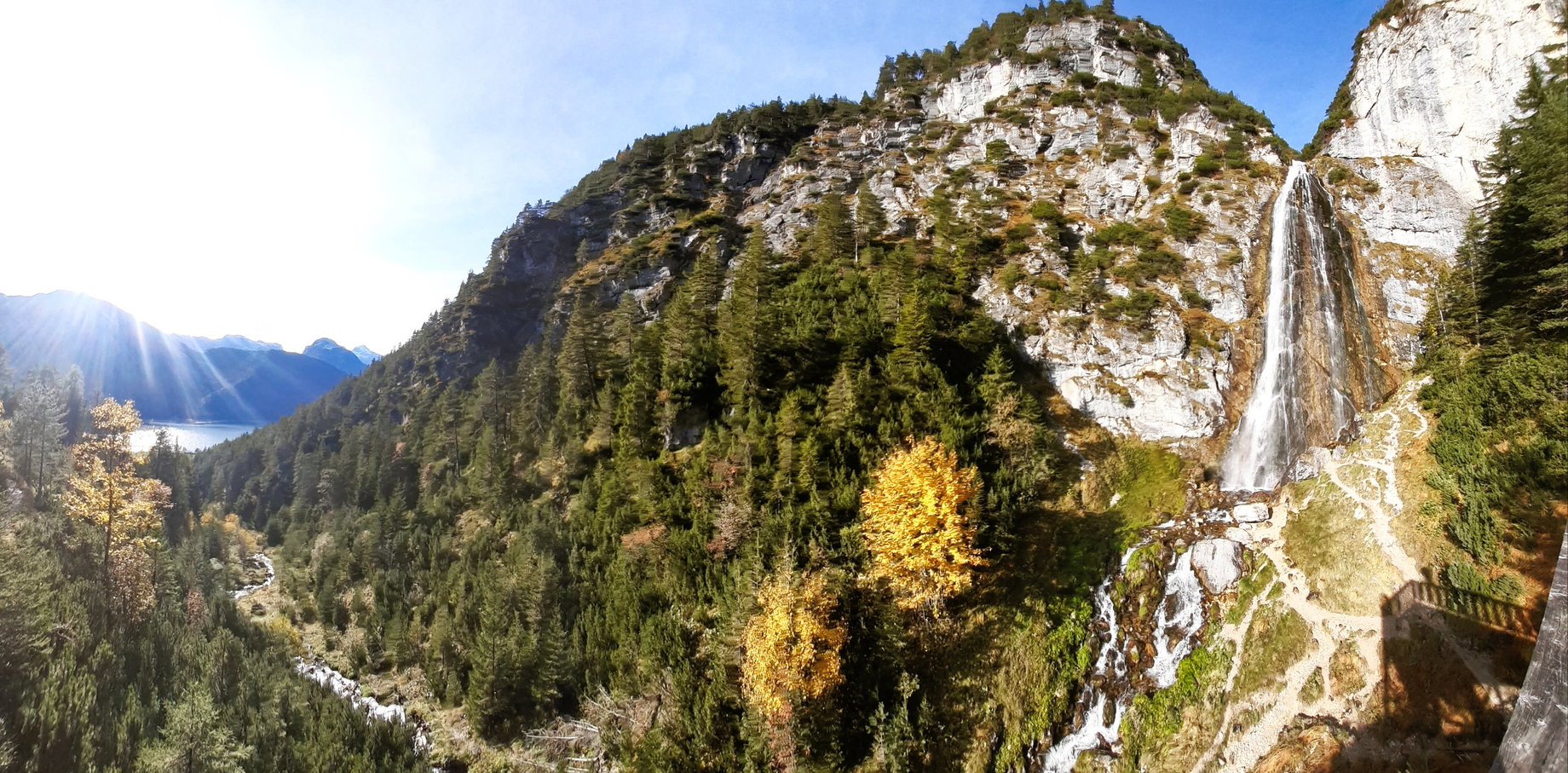 Dalfazer Wasserfall im goldenen Herbst. Foto: Konrad Gwiggner