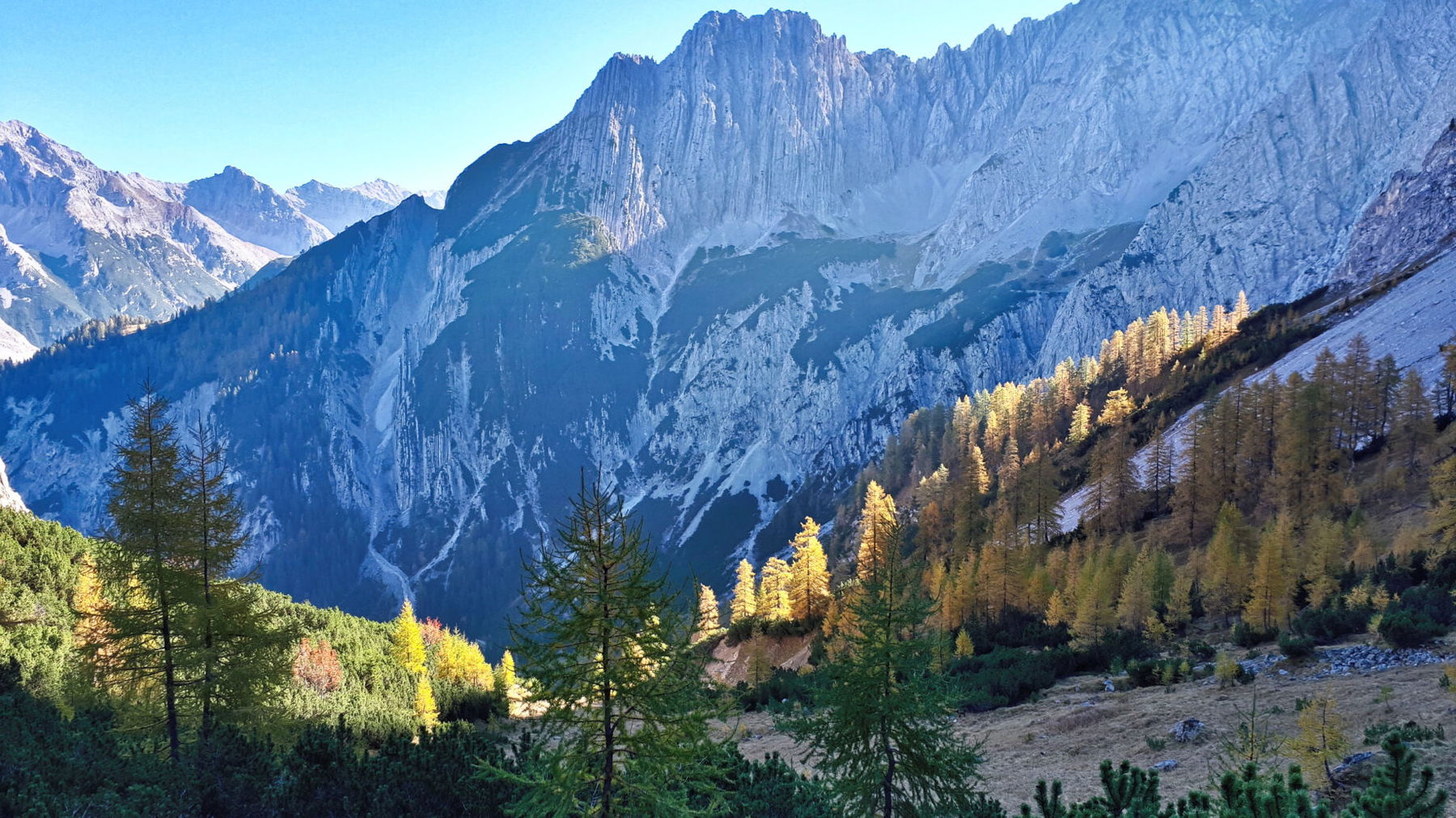 Goldener Herbst im Karwendel. Foto: Konrad Gwiggner