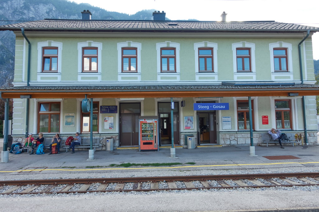 Warten auf den Zug in Steeg-Gosau. Foto Martin Heppner