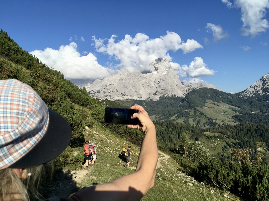 Links hinten wird die Hofpürglhütte sichtbar, hinter ihr der mächtige Dachstein. Foto Veronika Schöll