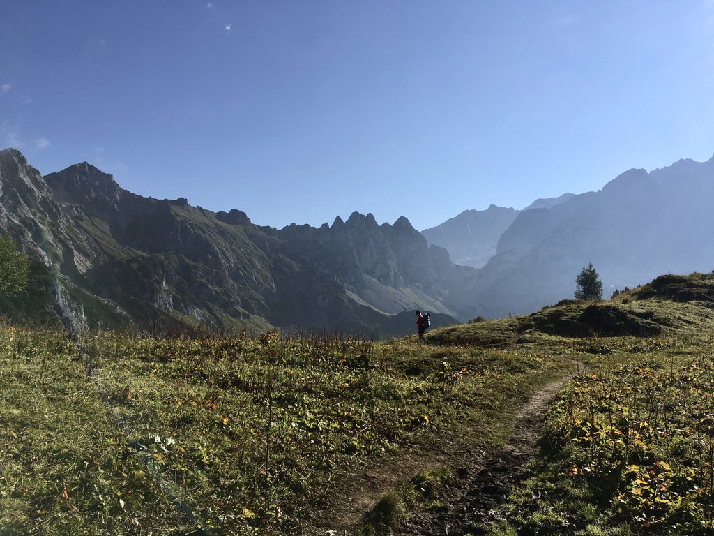 Morgenstimmung am Weg zum Steiglpass. Im Hintergrund der sehr ausgesetzte Übergang über den Reißgangsattel zur Adamekhütte. Foto Veronika Schöll