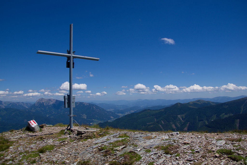 Gipfelkreuz Feistererhorn 2081m (wegen der Sonne von hinten fotografiert). Foto: Franz Haas