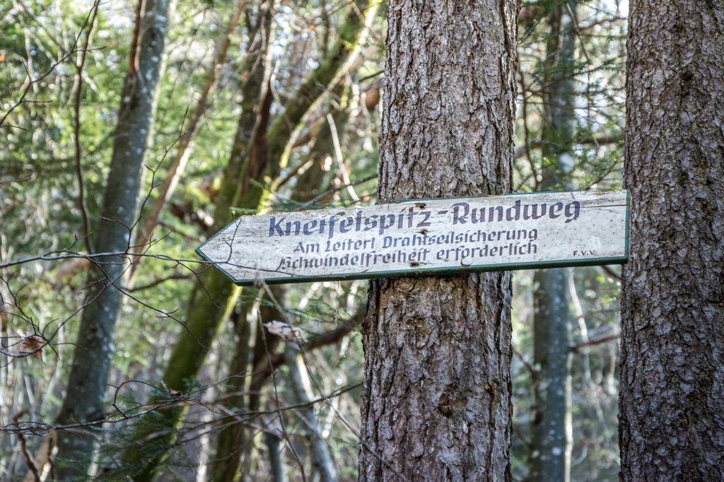 Wegweiser am Kneifelspitz-Rundweg. Foto © Sepp Wurm