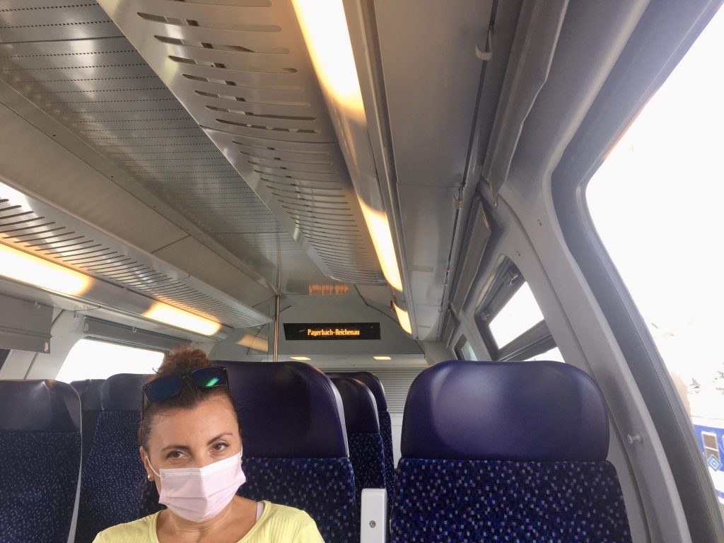 Im Zug. Mit Maske. Foto Veronika Schöll