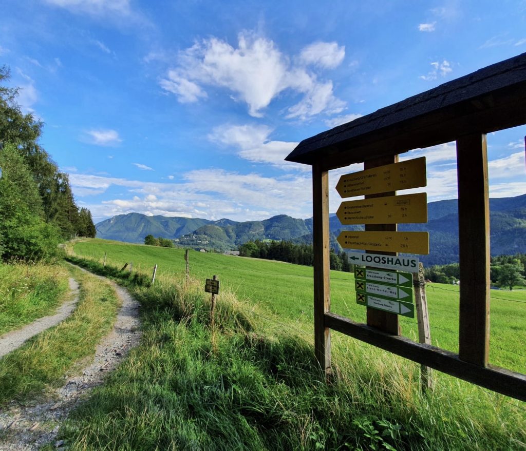 Wegweiser bei der Speckbacher Hütte. Foto Krisztina Grünzeis 