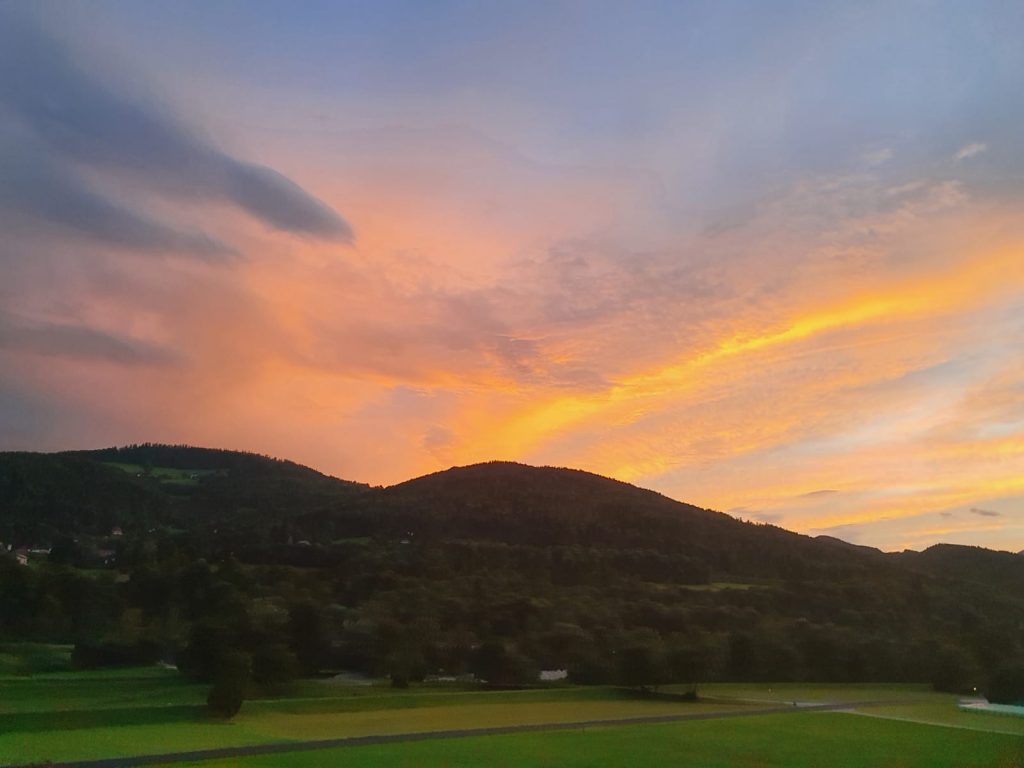 Hier noch der versprochene Sonnenuntergang aus dem Zug. Foto Krisztina Grünzeis