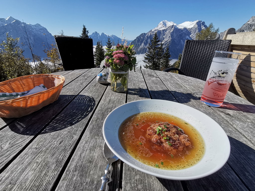 Suppe mit Aussicht. Foto Veronika Schöll