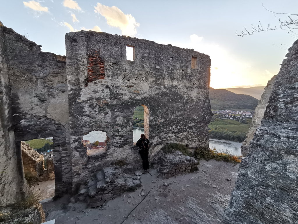 Aus dem Fenster nach Dürnstein schauen. Foto Veronika Schöll