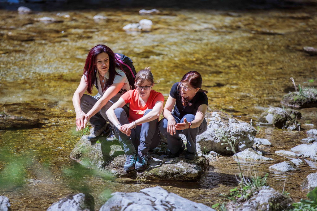Nicht nur an besonders heißen Tagen ist eine Abkühlung im klaren Wasser eine willkommene Erfrischung. Foto: Fred Lindmoser
