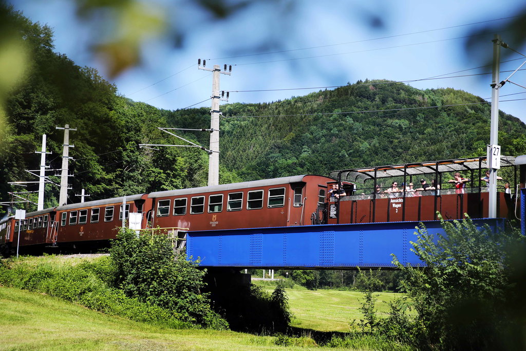Der Aussichtswagen ist im Sommer unterwegs und ein Erlebnis für Jung und Alt. Foto: weinfranz