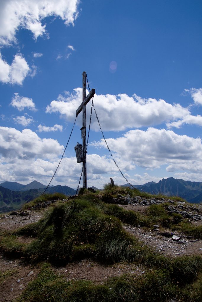 Das Kreuz könnte mal einen Anstrich vertragen. Foto: Franz Haas
