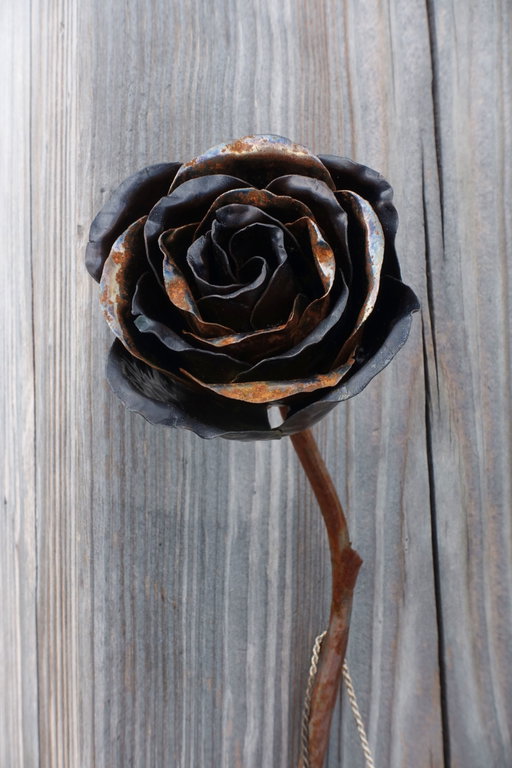 Metallene Rose am Gipfelkreuz der Pyramidenspitze. Foto: Peter Backé