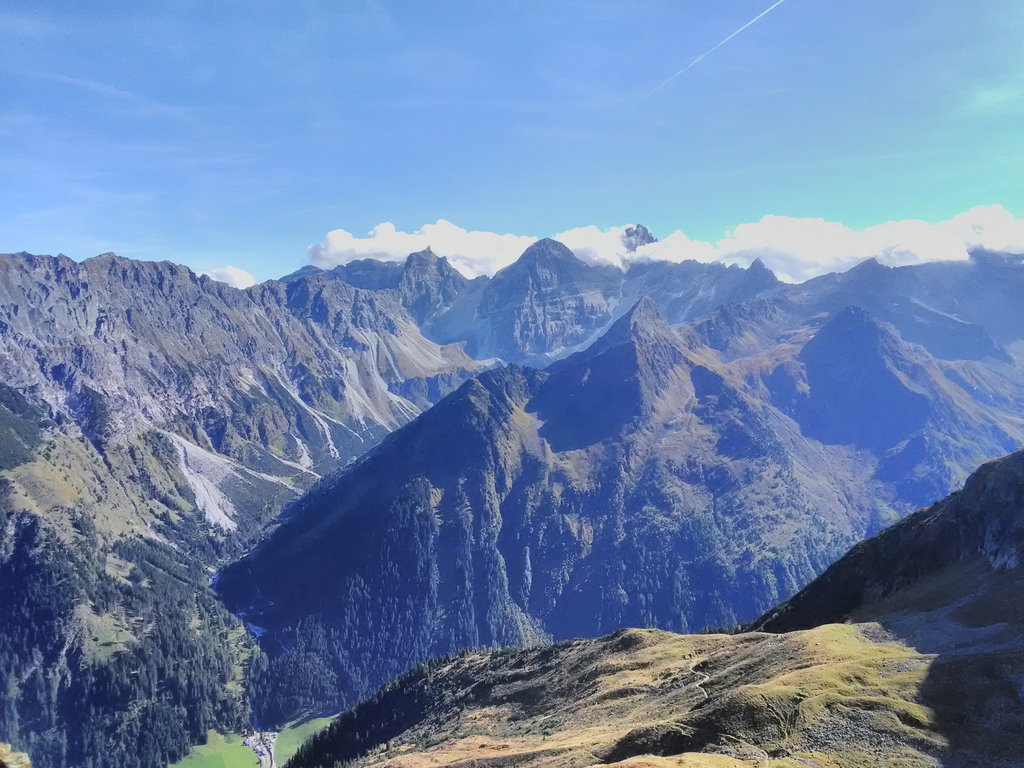 Blick vom Pinnisjöchl ins Gschnitztal und die Tribulaune im Hintergrund. Foto: David Kurz