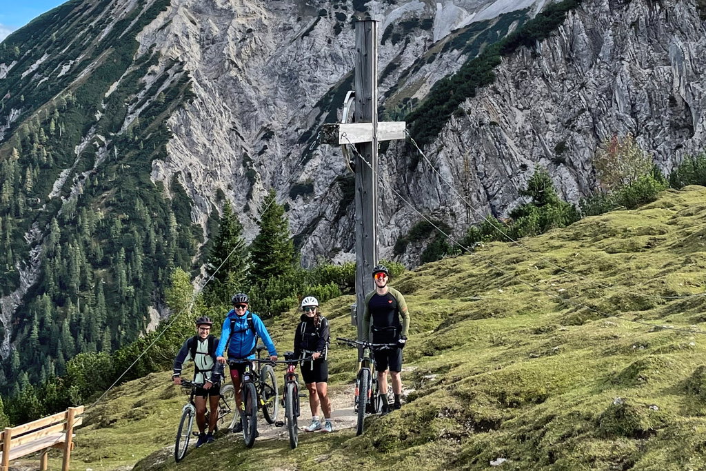 Plumsjochkreuz mit der Gruppe. Foto: unbekannte Dame
