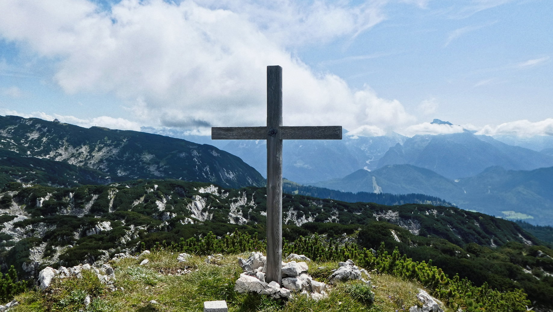 Mitterberg-Blick nach Süden - der Watzmann ist in Wolken - der Hochkalter schaut drüber. Foto: Karl Plohovich