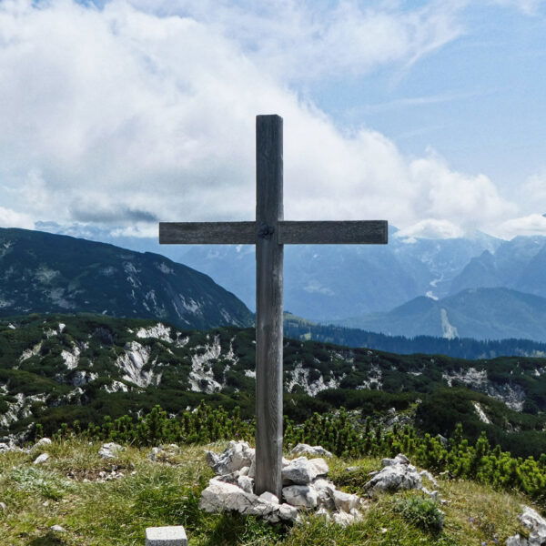 Mitterberg-Blick nach Süden - der Watzmann ist in Wolken - der Hochkalter schaut drüber. Foto: Karl Plohovich