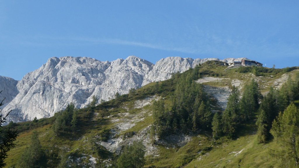 Purtschellerhaus - ganz links das Gipfelkreuz. Foto: Karl Plohovich