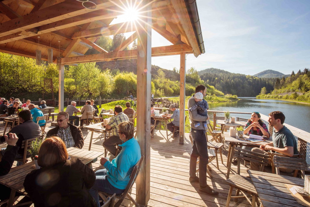 Besonders idyllisch ist es auf der Terrasse des Seegasthofs, direkt am Seeufer gelegen. Foto: Fred Lindmoser