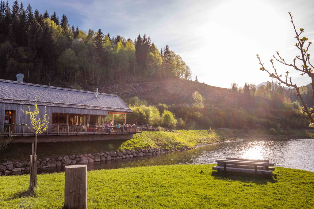 In der Ötscher-Basis befindet sich der Seegasthof, wo man mit regionalen Speisen und Getränken verwöhnt wird. Foto: Fred Lindmoser