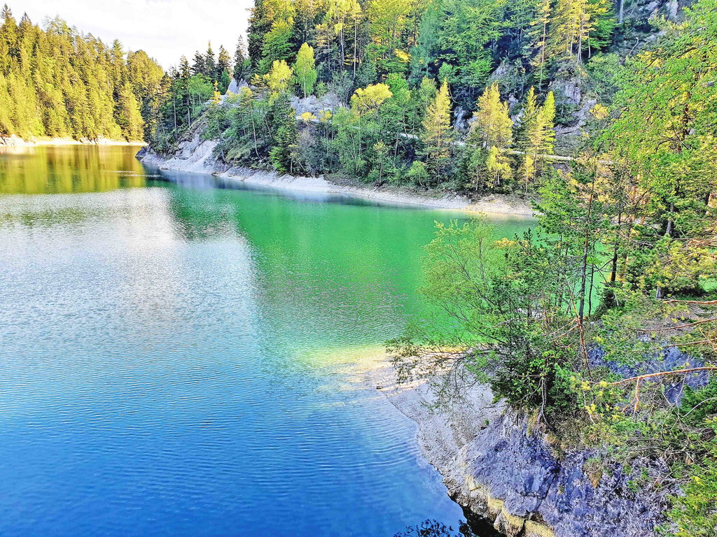 Auf der beeindruckenden Staumauer hat man einen herrlichen Blick auf den türkisgrünen See. Foto: Magda Abl