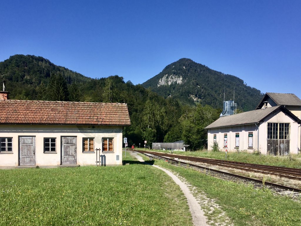 Altes Bahnhofsklo (?) am Wanderweg. Foto: Stefan Hochhold
