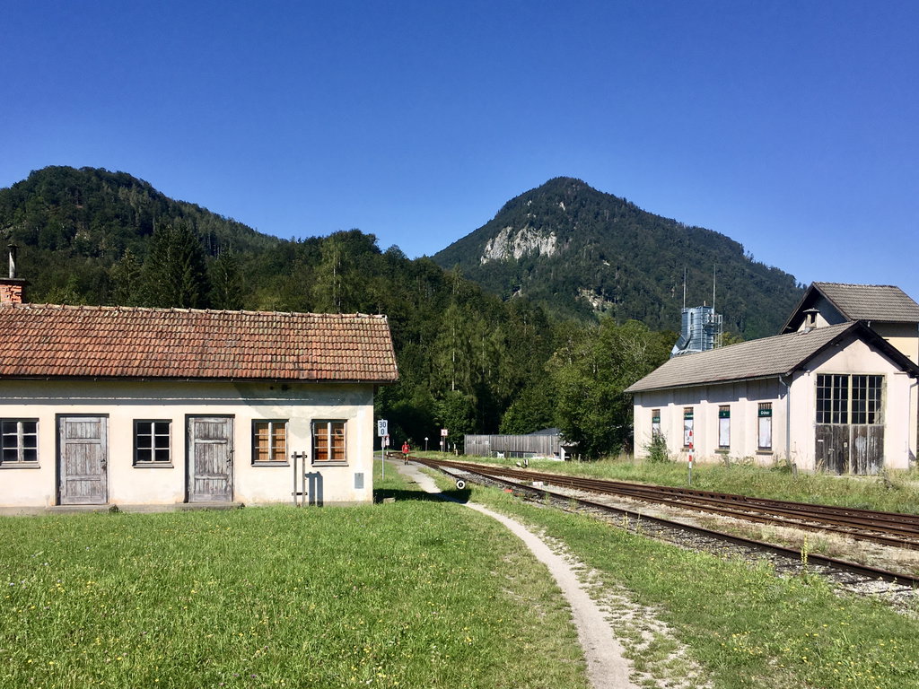 Altes Bahnhofsklo (?) am Wanderweg. Foto: Stefan Hochhold
