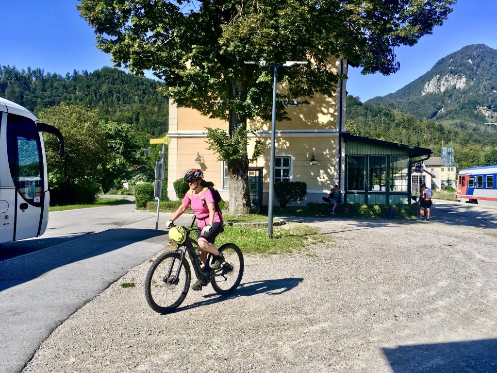 Bus. Bike. Bahnhof mit Linde. Diesellok. Foto: Stefan Hochhold