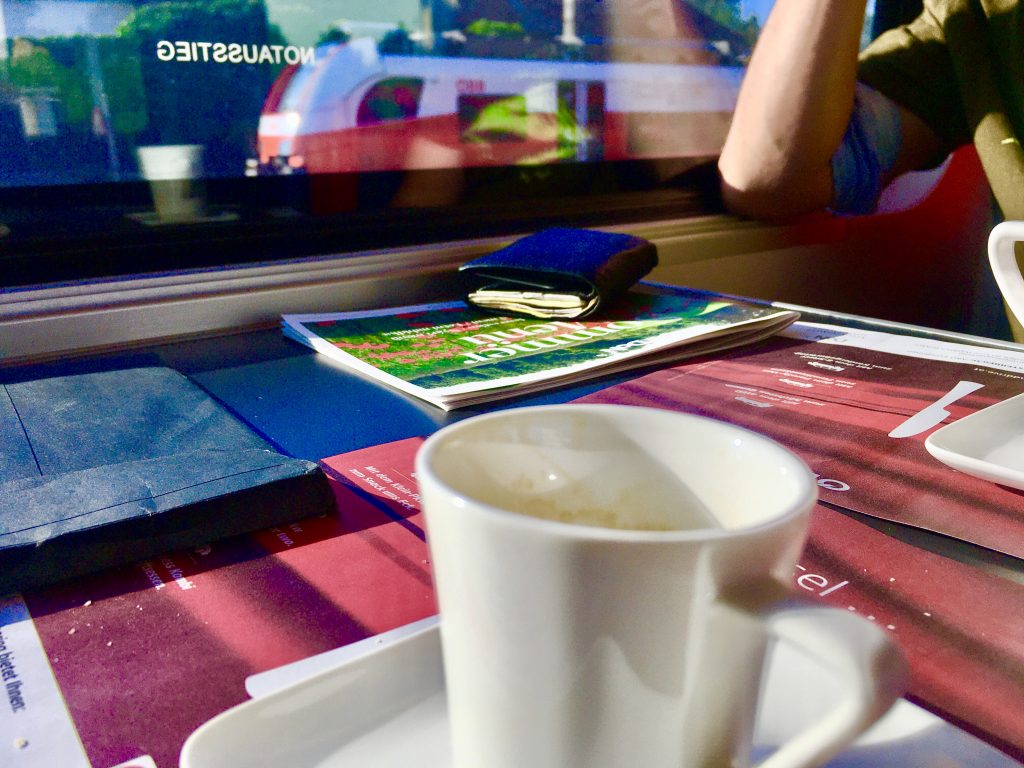 Espresso im Railjet-Boardrestaurant. Tisch-Set mit Rail and Drive-Werbung. Aja. Foto: Stefan Hochhold