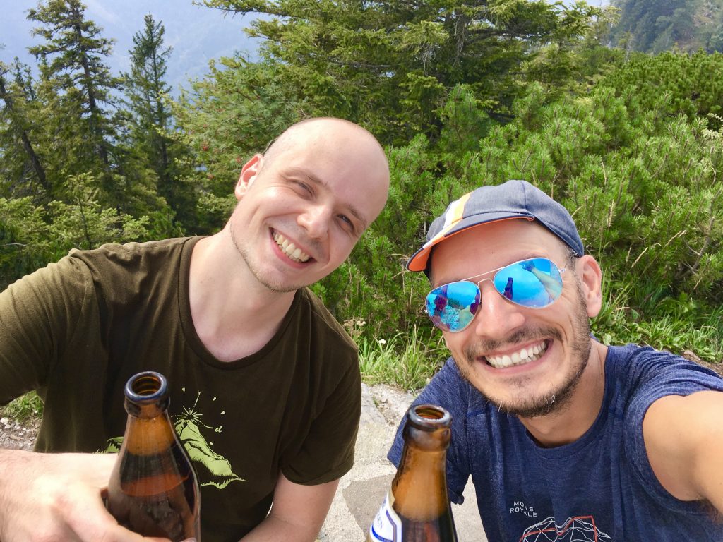 Stefan und Stefan mit Freude und Gipfelgetränk. Foto: Stefan Hochhold