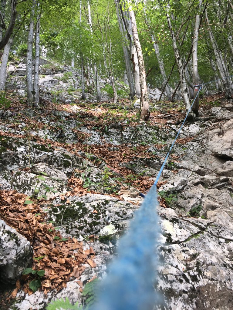 Teils seilgesicherter Aufstieg. Foto: Stefan Hochhold