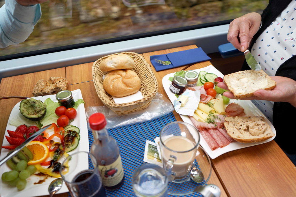 Im Panoramawagen stärkt man sich mit einem regionalen Frühstück für die Wanderung. Foto: Mayerhofer