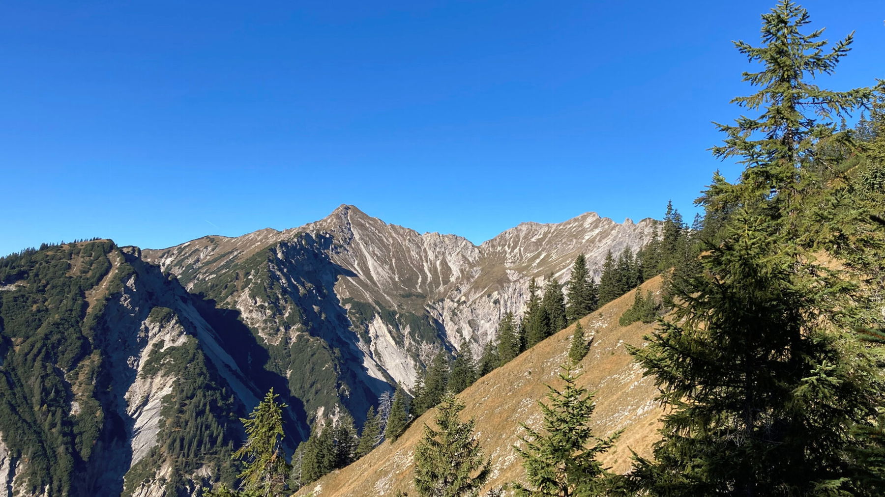 Aufstieg mit Blick auf die Schellschlicht. Foto: So Phia