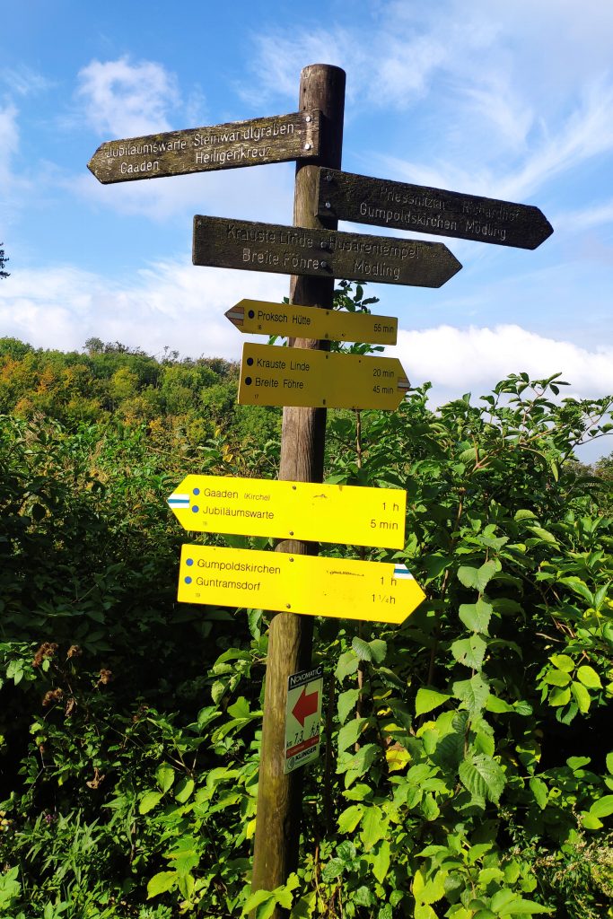 Wegweiser beim Anningerhaus. Foto: Birgit Matzinger