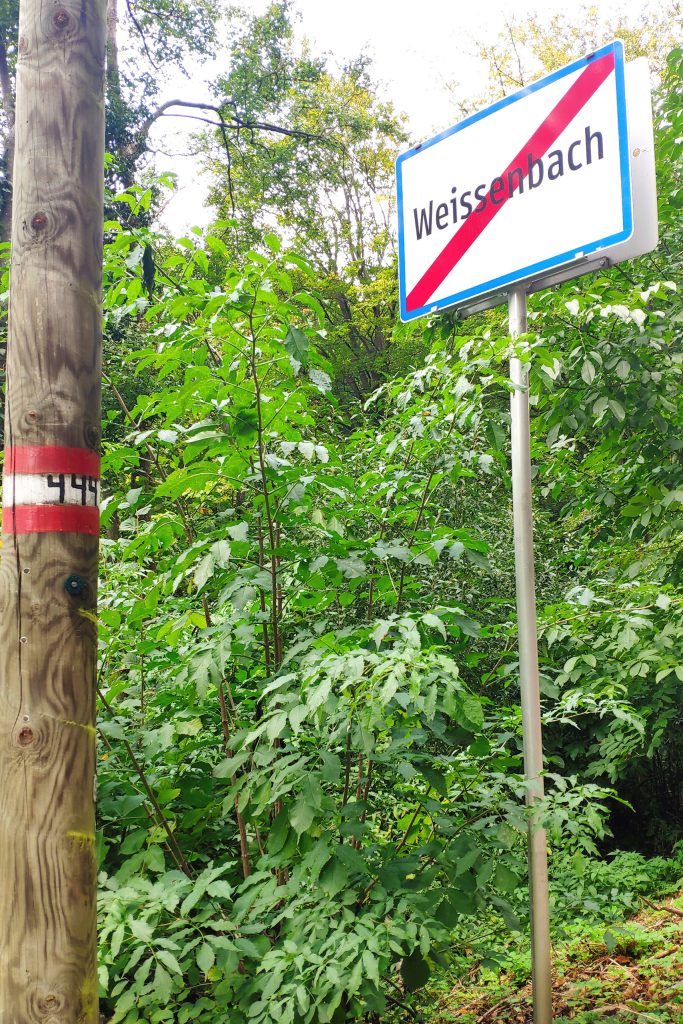 Aufgrund unseres Umweges sind wir froh endlich Weißenbach durchquert zu haben. Foto: Birgit Matzinger