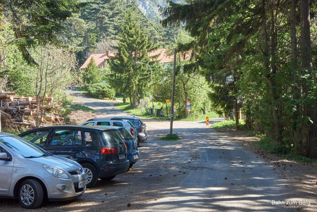 Parkplatz Seiser Toni: Pfarrersteig und Grafenbergweg führen nach links, Wagnersteig und Springlessteig gerade aus.