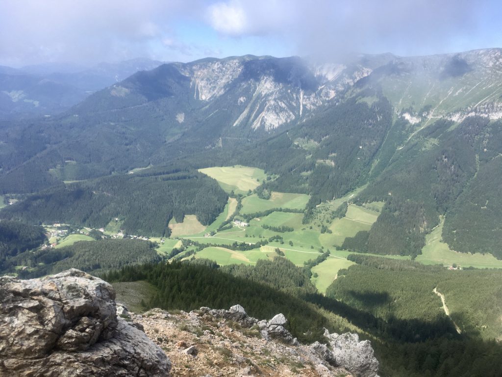 Tiefblick von Altenbergsteig und sich auflösender Nebel. Foto Veronika Schöll