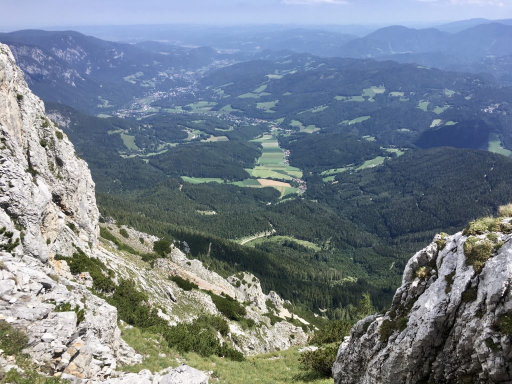 Tiefblick nach Payerbach. Foto Veronika Schöll